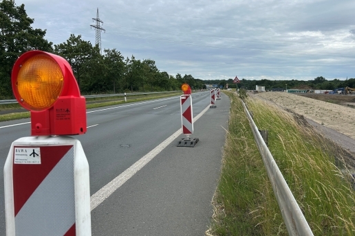 Baustellenbaken entlang der Mengeder Straße am künftigen Gewerbegebiet Im Dicken Dören.  