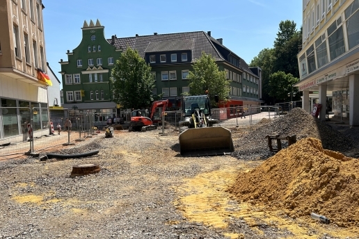 Blick auf die Baustelle Platz von Gardelegen, Häuser im Hintergrund sowie Baustellenfahrzeuge