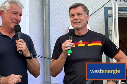 Zwei Männer mit Mikros, unten rechts das Westenergie-Logo.