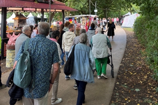 Eine Gruppe von Senior:innen schlendert über das Parkfest-Gelände.