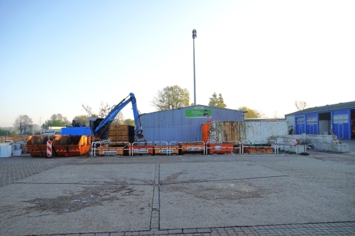 Betriebshof des V+E, diverse Container und Hallen im Hintergrund
