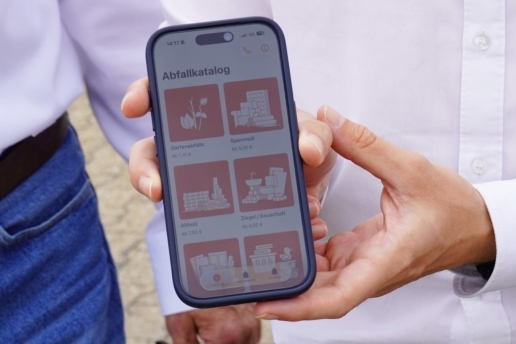 Bürgermeister Mittelbach präsentiert die neue Self-Service-App am Wertstoffhof. 