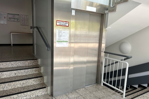 Aufzug im Treppenflur des Rathauses II 