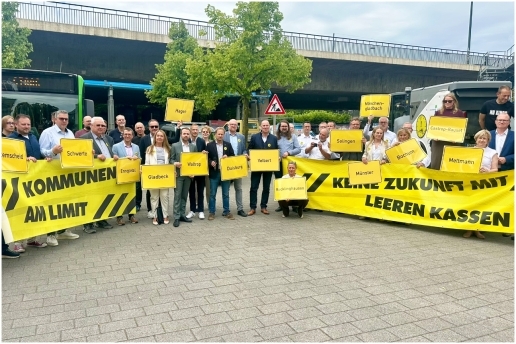 Vertreter von NRW-Kommunen trafen sich zu einer Kundgebung auf dem Johannes-Rau-Platz  in Düsseldorf. Kurz darauf machten sich Teilnehmer in Dienstfahrzeugen ihrer Kommunen auf den Weg nach Berlin. 