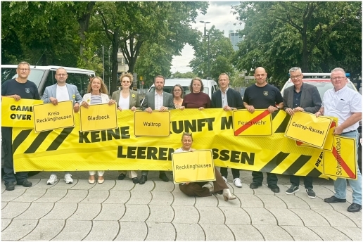 Vertreter von NRW-Kommunen trafen sich zu einer Kundgebung auf dem Johannes-Rau-Platz  in Düsseldorf. Auf dem Bild sehen Sie die Delegation aus dem Kreis Recklinghausen. 