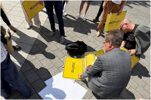 Vertreter von NRW-Kommunen trafen sich zu einer Kundgebung auf dem Johannes-Rau-Platz  in Düsseldorf. Auf dem Bild sehen Sie Vorbereitungen der Kundgebung. 