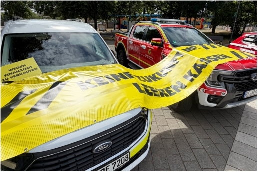 Vertreter von NRW-Kommunen trafen sich zu einer Kundgebung auf dem Johannes-Rau-Platz  in Düsseldorf. Auf dem Bild sehen Sie Vorbereitungen der Kundgebung. 