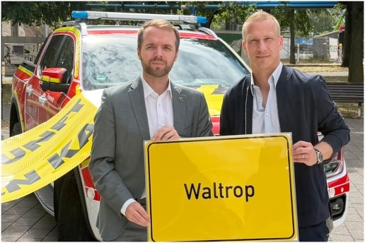 Vertreter von NRW-Kommunen trafen sich zu einer Kundgebung auf dem Johannes-Rau-Platz  in Düsseldorf. Auf dem Bild sehen Sie Waltrops Bürgermeister Marcel Mittelbach und Stadtkämmerer Stefan Wilke bei den Vorbereitungen für die Kundgebung. 