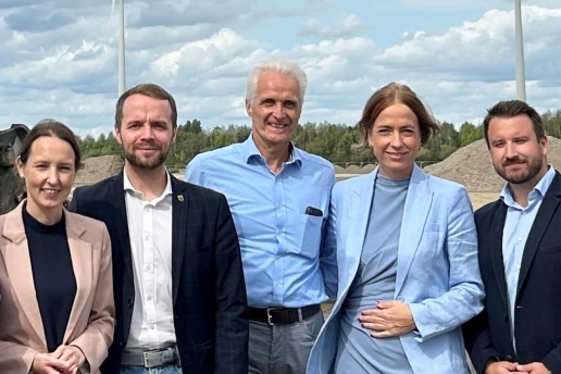 Auf dem Gelände Im Dicken Dören (v. l. n. r.): Bau-Dezernentin Jeanette Sebrantke, Bürgermeister Mittelbach, Dr. Strautmann, Julia Herholz-Siems u. Tobias Schlüter (alle Fa. Langendorf).