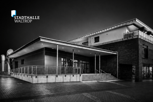 Schwarz-Weiß-Bild des Eingangsbereichs zur Stadthalle Waltrop.