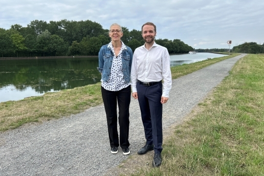 Eine Frau und ein Mann stehen am Kanaluferweg. 