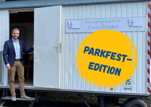 Bürgermeister Marcel Mittelbach steht im Eingang eines Bauwagens; auf dem Bild ein Farbklecks mit der Schrift "Parkfest-Edition".
