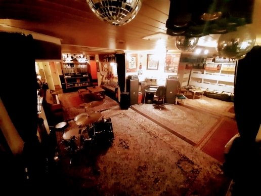 Comfort One Studio - Innenansicht des Raumes. 