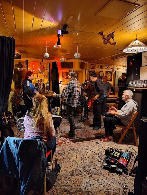 Blick in den "Comfort One Studio"-Raum; Musiker und Zuhörer.