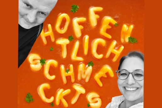 PR-Grafik. Auf dem Bild: Bauchstabensuppe formt den Titel des Podcasts "Hoffentlich schmeckt's".