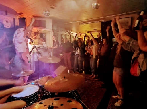 Blick auf eine Band bei einem Konzert. 