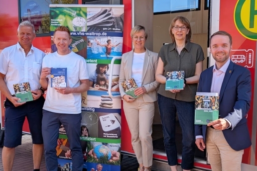 Auf dem Bild: Bürgermeister Marcel Mittelbach und VHS-Leiterin Alexandra Wittor präsentieren mit dem VHS-Team das neue Semesterprogramm